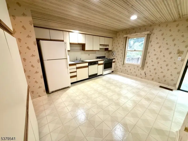 146 Garside Ave, Preakness, NJ 07470 - Image #3