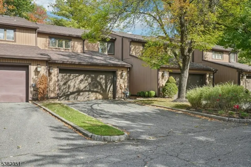 29 Ponds Cir, Preakness, NJ 07470 - Image #3