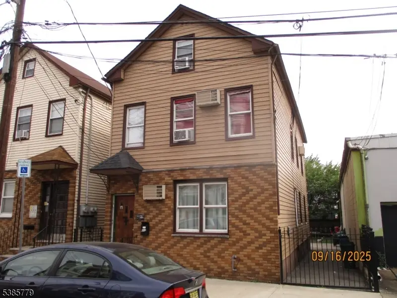 7 Kossuth St, Newark, NJ 07105 - Image #1