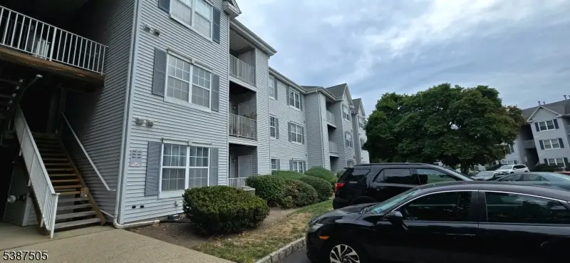 301 Stratford Pl, Martinsville, NJ 08805 - Image #3