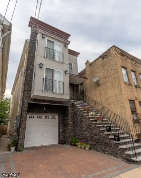 31 Spencer St, Elizabeth City, NJ 07202