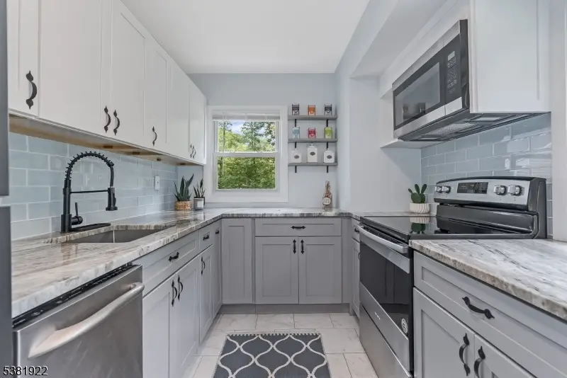 947 Plymouth Lake Dr, Stillwater, NJ 07860 - Image #2