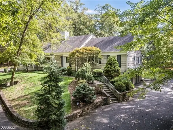 9 Meadow Ln, North Caldwell Boro, NJ 07006