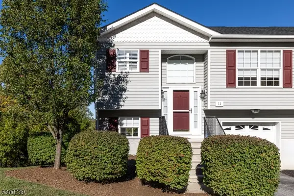 11 Oak Point Dr, Hamburg Boro, NJ 07419