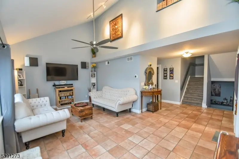 18 Cliffside Ct, Hardyston, NJ 07419 - Image #2