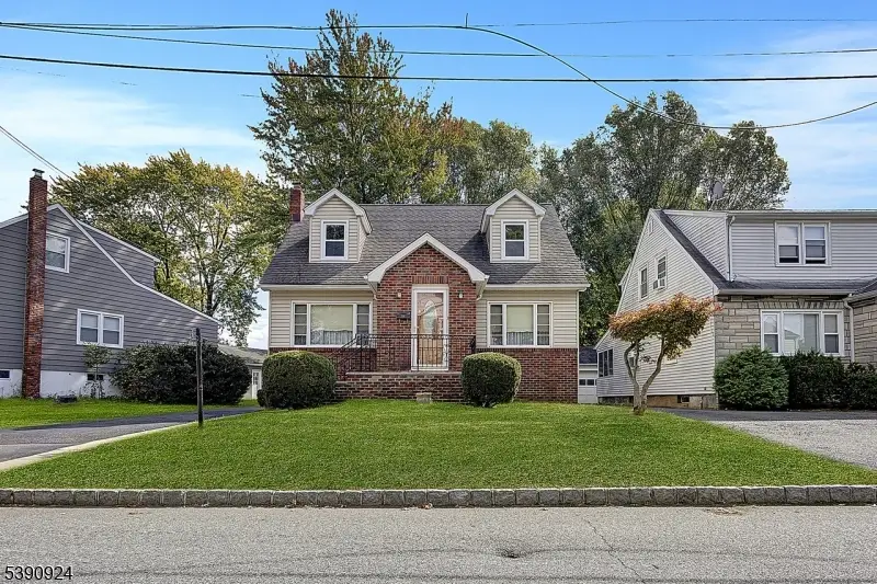 19 Haines Pl, Singac, NJ 07424 - Image #1