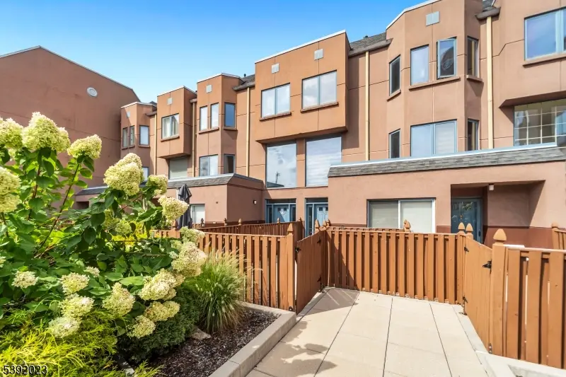 309 Hancock Ct, Edgewater, NJ 07020 - Image #1