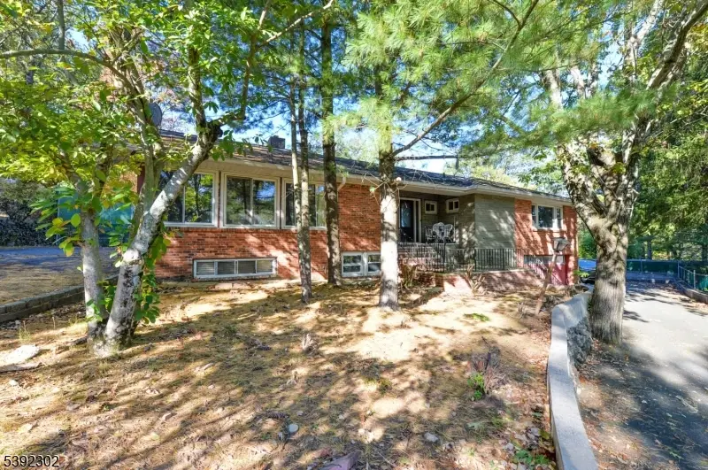 27 Edgemont Rd, Pleasantdale, NJ 07052 - Image #2