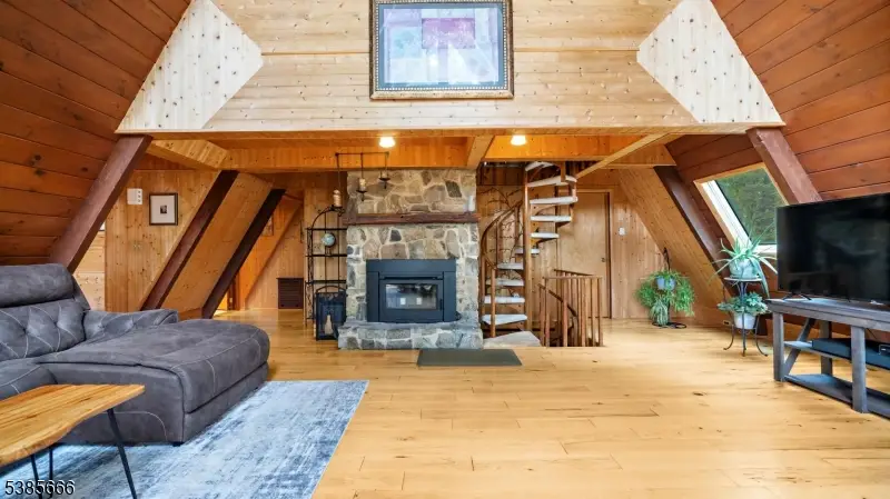 658 Winding Brook Ln, Lebanon Township, NJ 07830 - Image #2