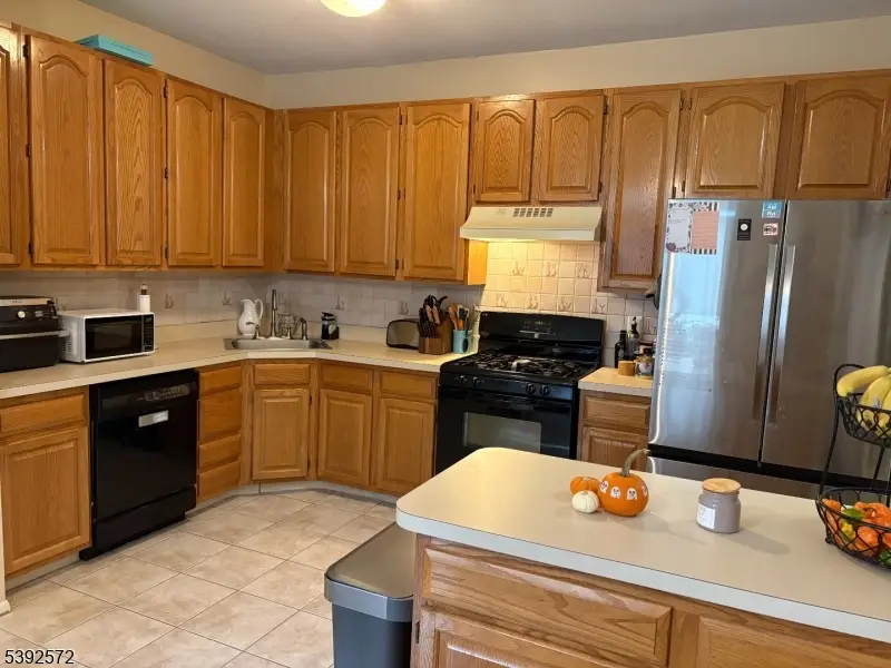 28 Wildflower Ln, Morris, NJ 07960 - Image #2