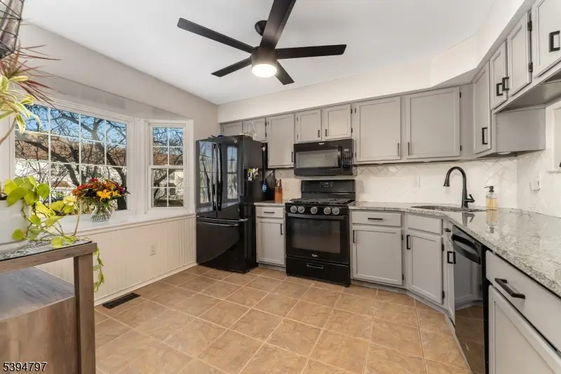 807 Wedgewood Cir, Raritan Township, NJ 08822 - Image #2