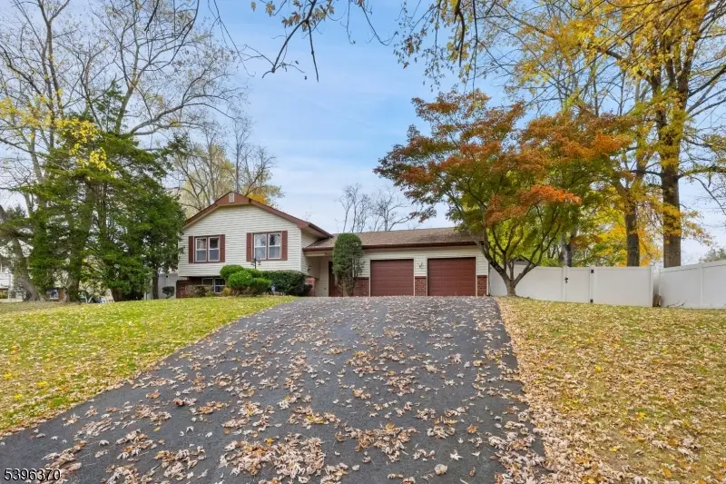 11 Woodview Dr, Robertsville, NJ 07746 - Image #2