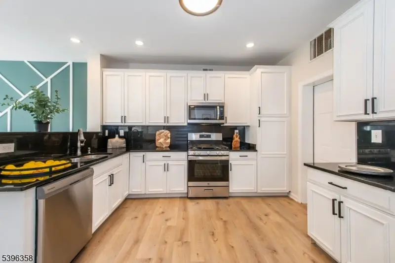 23 Devonshire Dr, Clifton, NJ 07013 - Image #2