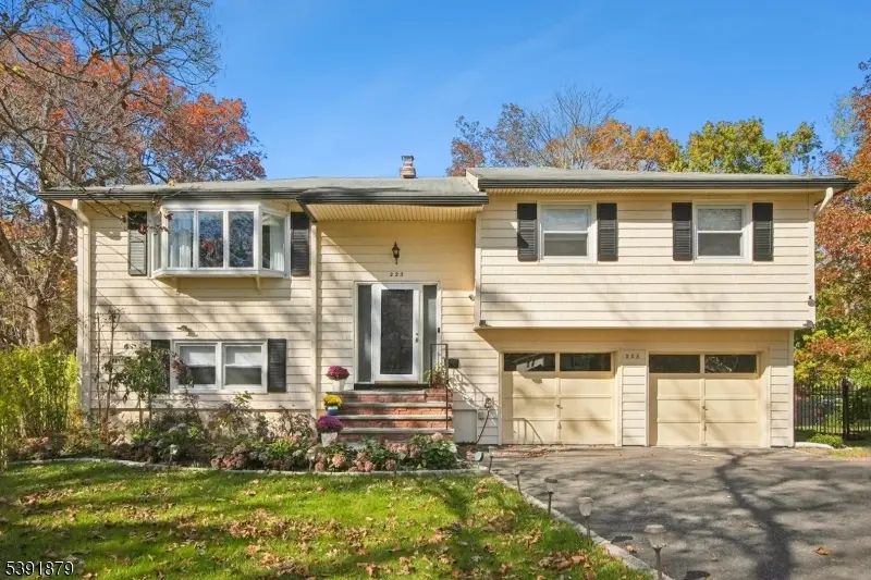 223 Chaucer Dr, Berkeley Heights, NJ 07922 - Image #1