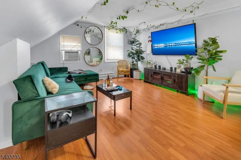 564 Hudson Ave, Weehawken, NJ 07086 - Image #2