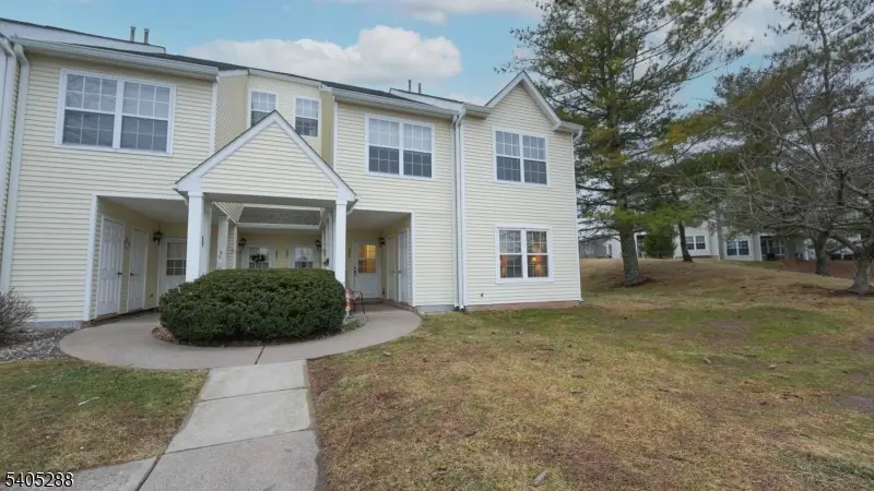 402 Hunt Dr, Holland, NJ 08848 - Image #1