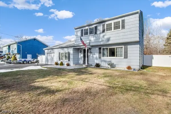 21 Beacon Rd, Hopatcong Boro, NJ 07843