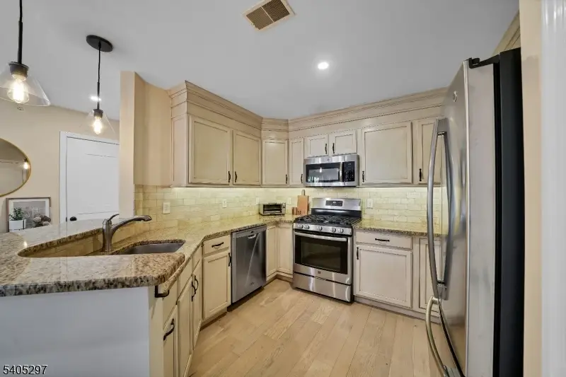 654 Honeybrook Cir, Lopatcong Overlook, NJ 08886 - Image #3