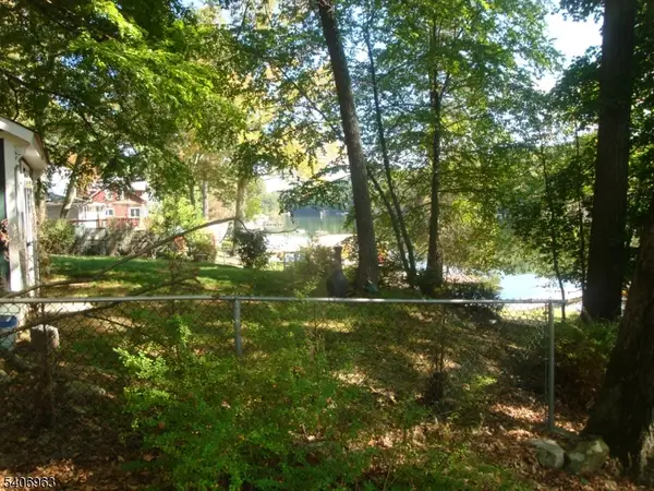 207 Hudson Ave, Hopatcong Boro, NJ 07843