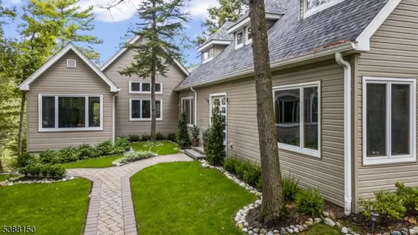 68 High Point Rd, Bloomingdale Boro, NJ 07403