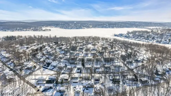 9 Corsica Rd, Hopatcong Boro, NJ 07843