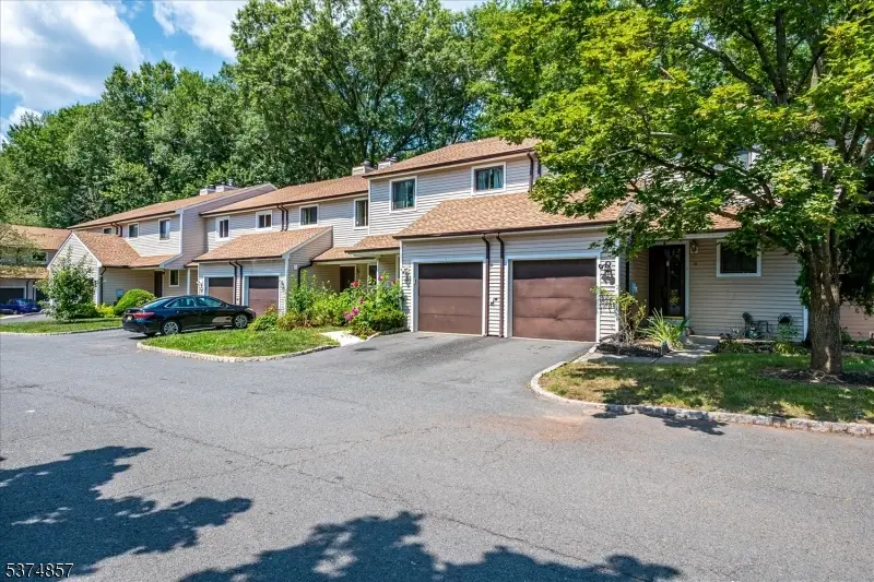 6 Tulip Ct, Edison, NJ 08820 - Image #2
