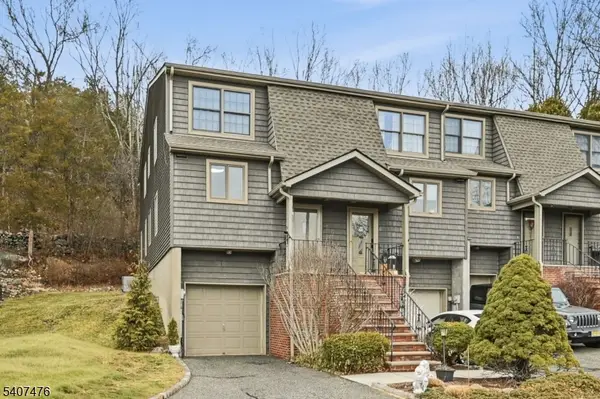 5 Mountain Ridge Rd, Bloomingdale Boro, NJ 07403