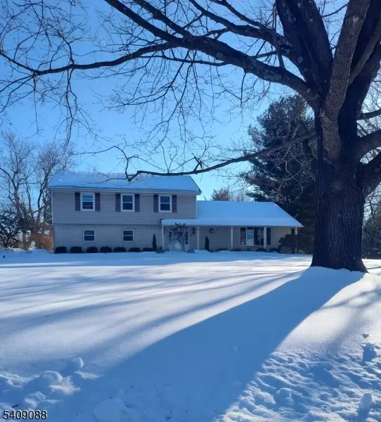 9 Sunrise Cir, Clinton Twp., NJ 08809