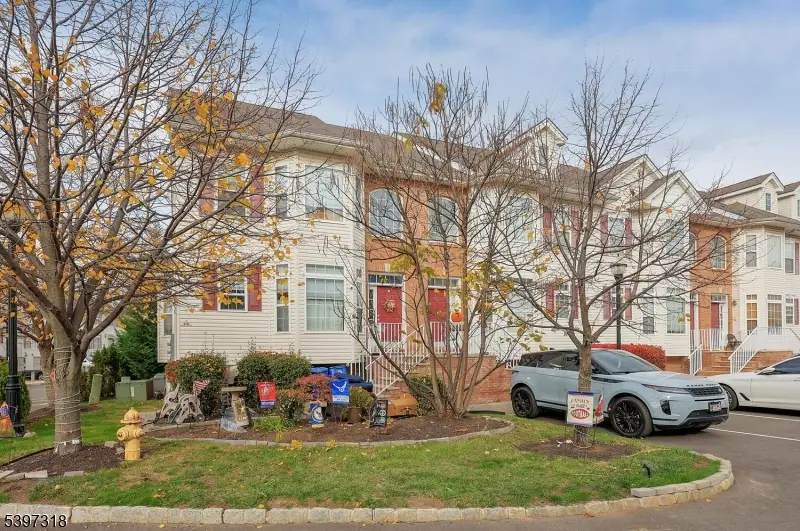 1427 Barnhardt Ln, Rahway, NJ 07065 - #3