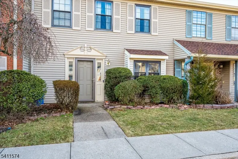 46 Carlisle Ct, Franklin, NJ 08873 - #3