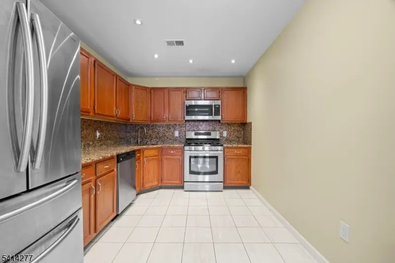 31 Dogwood St, Jersey City, NJ 07305 - #3