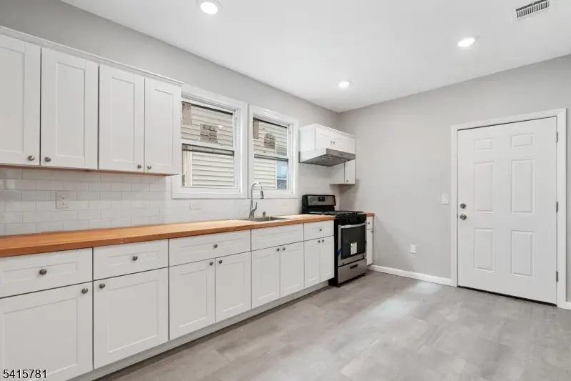 543 N Grove St, East Orange, NJ 07017 - #3