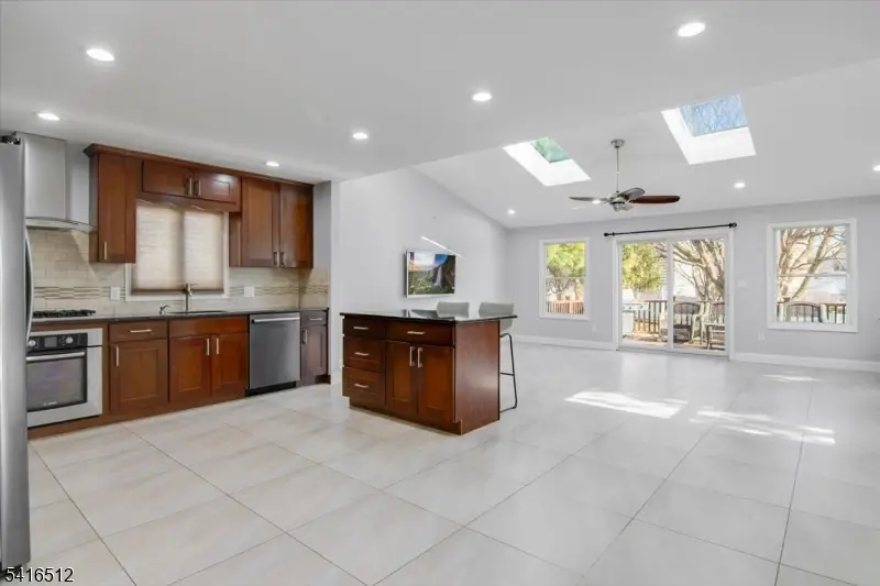 565 Center St, Wood Ridge, NJ 07075 - #3