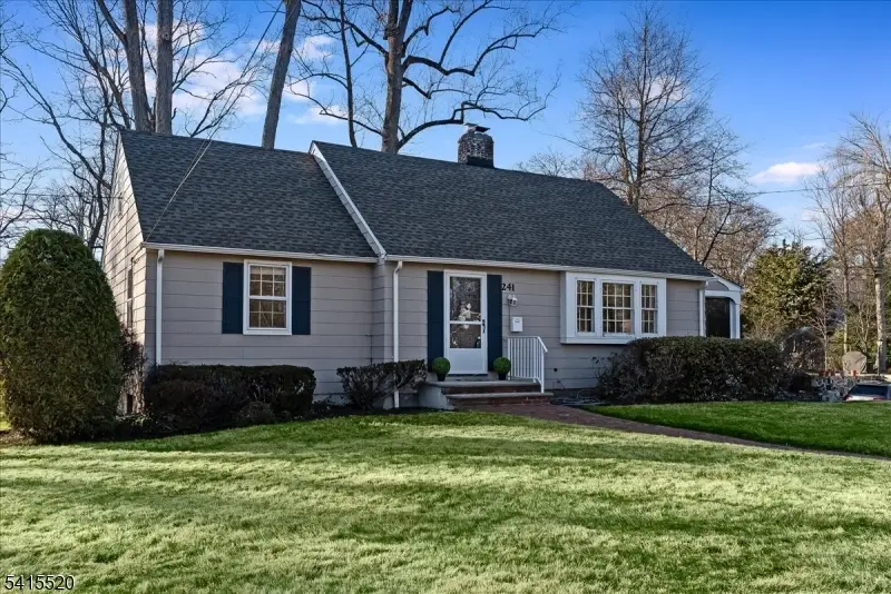 241 Evergreen Ct, Mountainside, NJ 07092 - #1