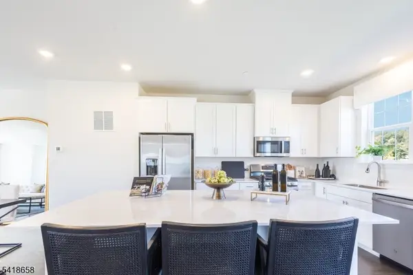 81 Eastwood Ter, East Hanover Twp., NJ 07936