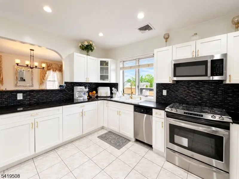569 Monroe Pl, Ridgefield, NJ 07657 - #1