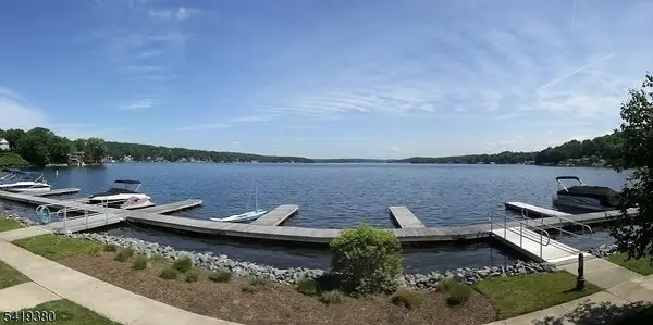 39 Lakeshore Dr, Mount Arlington Boro, NJ 07856