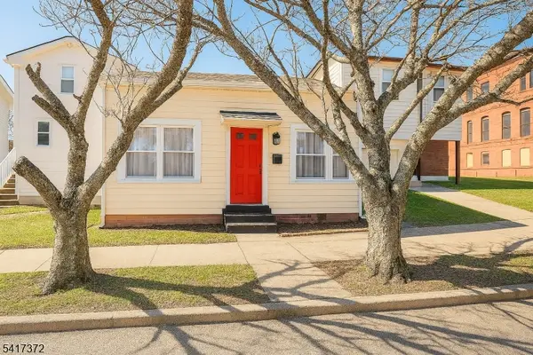 31 Kossuth St, Haledon Boro, NJ 07508