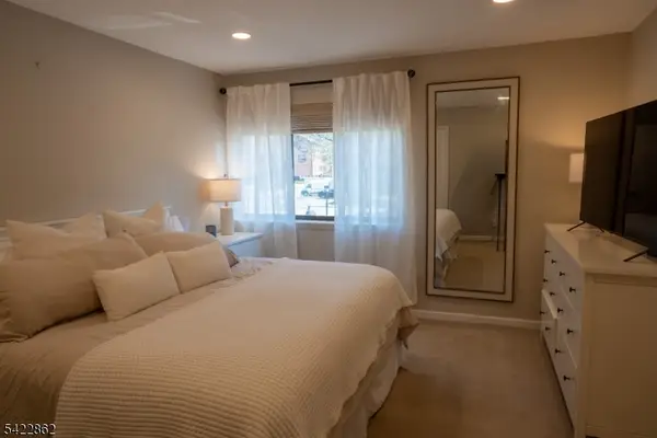 166 Sandcastle Ky #1, Secaucus Town, NJ 07094