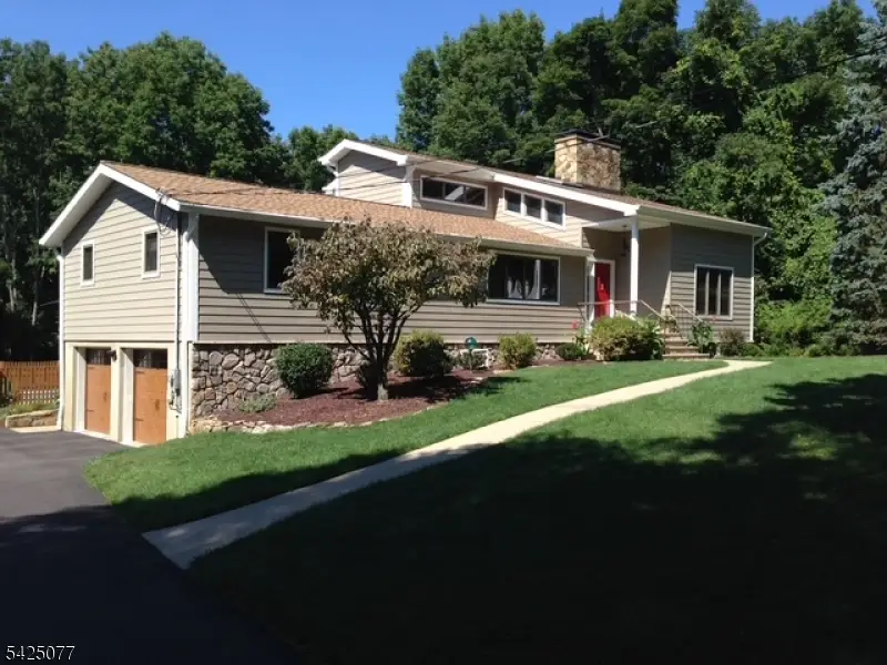 4 Valley Pl, Chester, NJ 07930 - #1