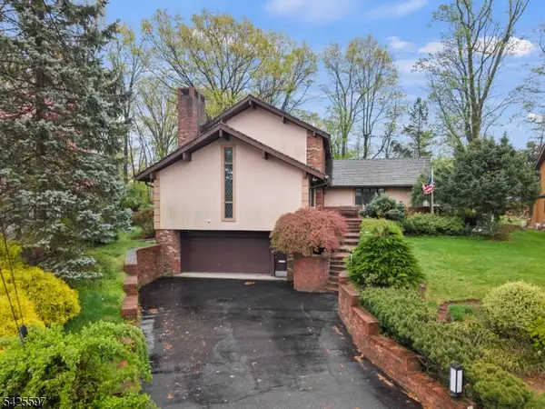 77 Macarthur Dr, Clifton City, NJ 07013