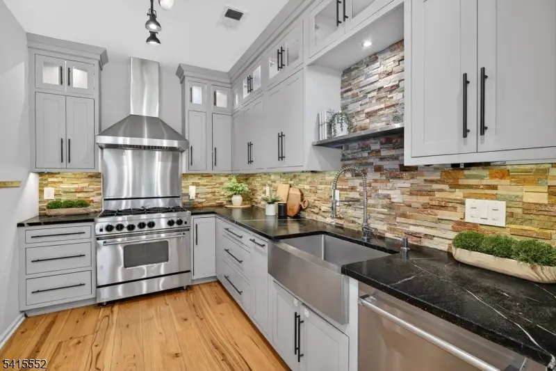 33 Four Oaks Road, The Hills, NJ 07921 - #1