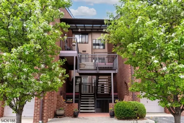 4 Millay Ct, Teaneck Twp., NJ 07666