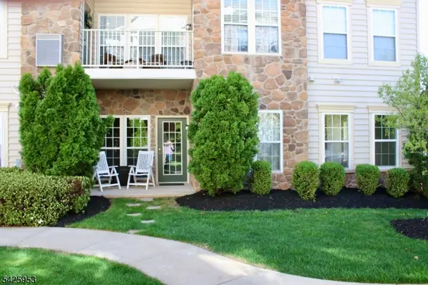 2 Steele Pl #202, Hillsborough Twp., NJ 08844