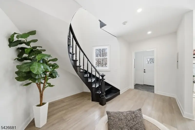 28 Irving St #B, Montclair, NJ 07042 - #2