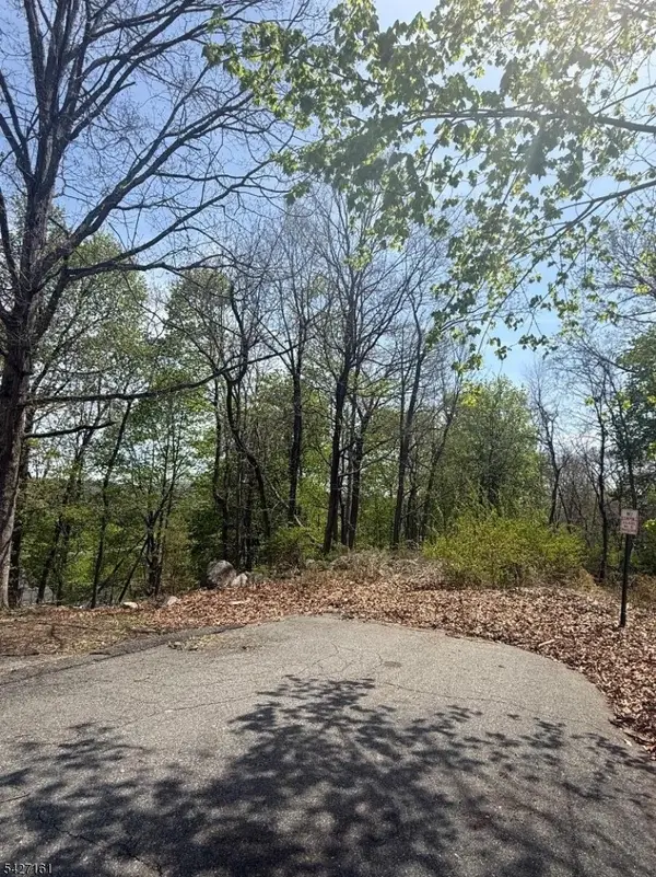 15 Winding Hill Rd, Hopatcong Boro, NJ 07843