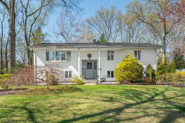 14 Green Dr, East Hanover Twp., NJ 07936