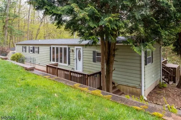 12 Timbercroft Rd, High Bridge Boro, NJ 08829