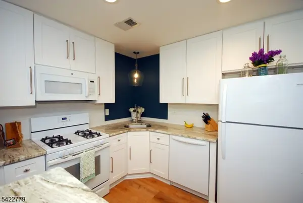 8 Henley Dr, Franklin Twp., NJ 08873