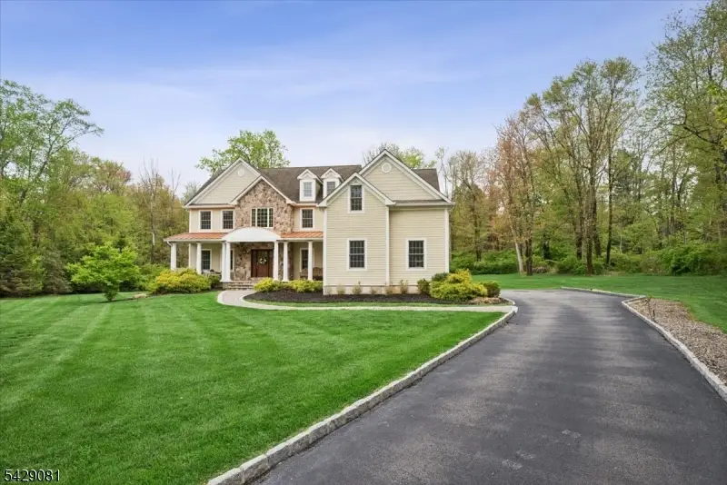8 Forest Dr, Mendham, NJ 07945 - #2